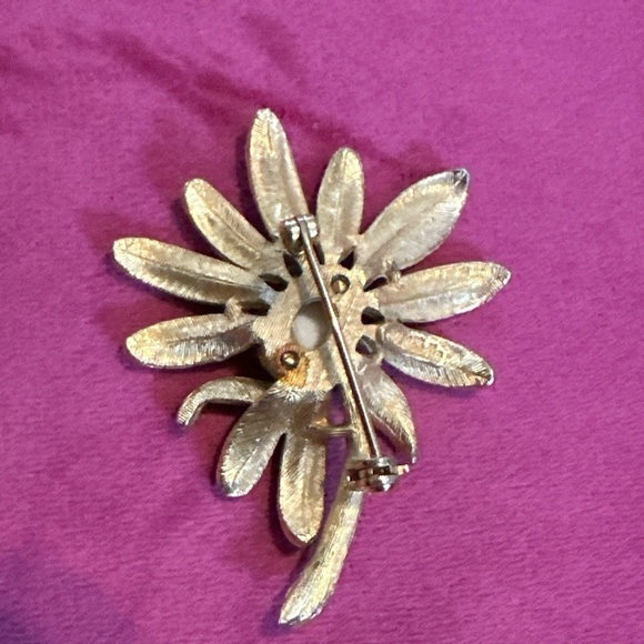 VTG Crown Robert Mandle Brooch Pin Flower Faux Pearl Brushed Gold Tone 0655 P - Picture 3 of 11